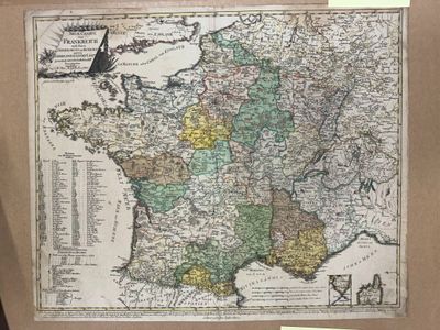 une vieille carte de la France encadrée, posée sur une table
