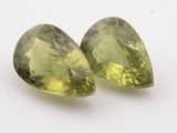 paire de deux tourmalines vertes sur fond blanc