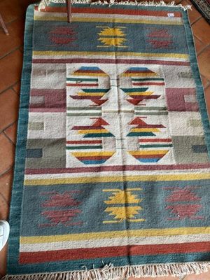 une photo d'un tapis posé sur le sol d'un salon