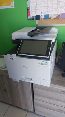 une imprimante posée sur un bureau à côté d'une imprimante