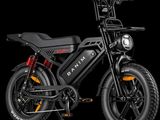 un gros plan d'un vélo électrique noir sur fond noir