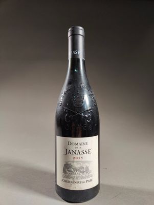une bouteille de vin posée sur une table