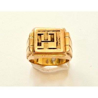 une image représentant une bague en or au motif carré