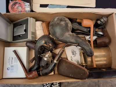 une boîte remplie d'outils et d'autres objets qui s'y trouvent