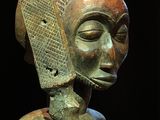 statue d'une femme tenant un bébé dans ses bras