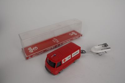 un bus rouge avec une bande blanche à l'avant, un bus rouge avec une bande blanche à l'arrière et un bus rouge avec une bande blanche sur