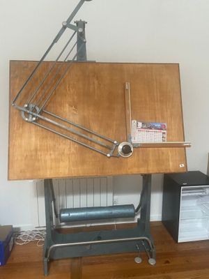 un bureau sur lequel est posée une lampe, dans une pièce