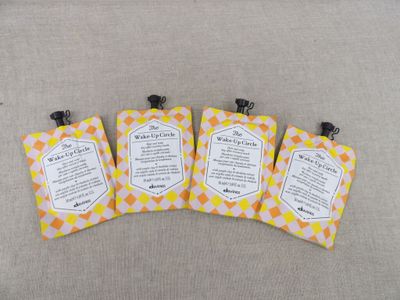 trois petits sachets de savon posés sur un canapé