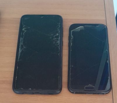 deux iPhones noirs posés l'un à côté de l'autre sur une table