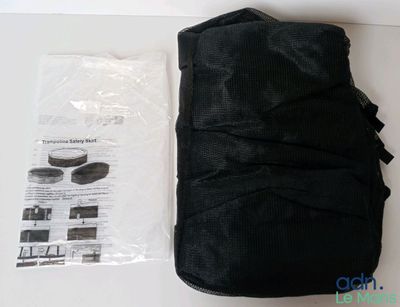 un sac noir posé sur une table