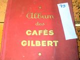 un livre rouge avec des lettres dorées, posé sur une table