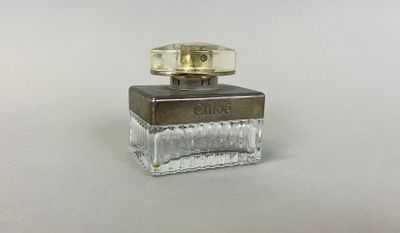 CHLOE Flacon de parfum cubique en verre et métal argenté.