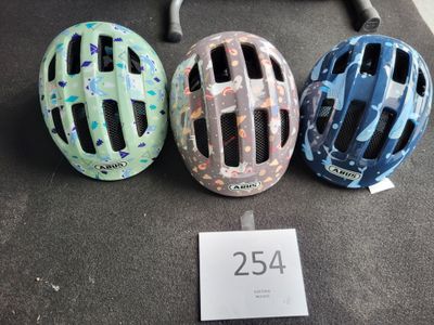 trois casques portant des numéros, posés sur une table