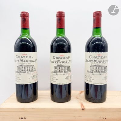 trois bouteilles de vin posées sur une table en bois