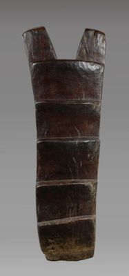 un vieux vase en bois orné d'un motif rayé