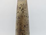 un vase posé sur une surface blanche