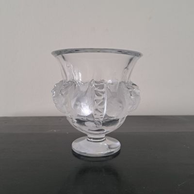 un vase en verre transparent posé sur une table noire