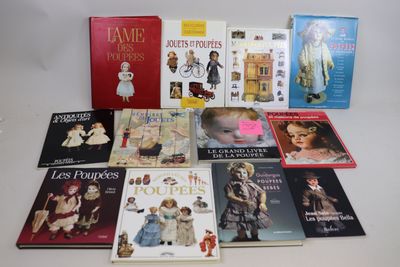 un grand nombre de livres posés sur une table