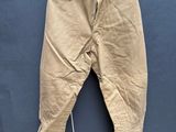 un gros plan sur un pantalon suspendu à une corde à linge