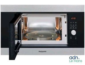 un micro-ondes contenant une casserole, sur fond blanc