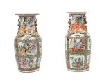 paire de vases chinois avec figures sur fond blanc