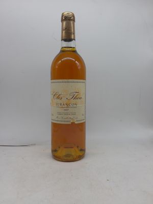 l'image d'une bouteille de vin posée sur une table