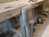 un banc en bois sur lequel est posé un marteau