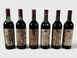 six bouteilles de vin sont alignées dans une rangée
