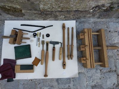 un grand nombre d'outils posés sur le sol