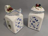 une paire de vases bleus et blancs décorés de cerises