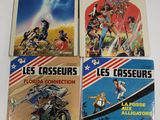 quatre livres posés sur une table recouverte d'une nappe blanche