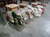 quatre tabourets d'éléphant assis l'un à côté de l'autre sur le sol