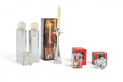 trois bougies, un bougeoir et une boîte de parfums