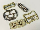 plusieurs types différents de boucles de ceinture en métal sur un fond blanc