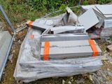une pile de cartons et un ordinateur portable posé par terre