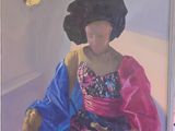 un tableau représentant une femme avec un chapeau et un téléphone portable