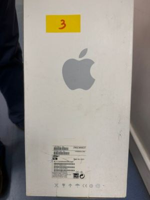 une boîte portant le logo d'une pomme, posée par terre