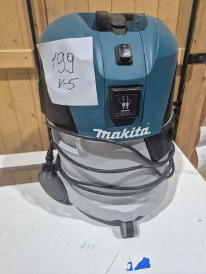 une machine posée sur une table
