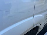 une camionnette blanche garée sur le bord de la route