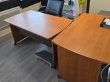 un bureau et une chaise dans un coin de la pièce