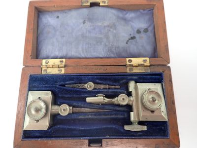 une boîte en bois contenant un ensemble d'outils