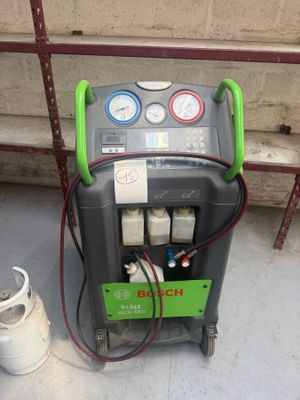une machine posée au sol à côté d'une borne d'incendie
