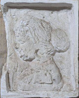 une image représentant un relief en pierre représentant une femme en robe
