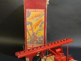 camion de pompiers miniature muni d'échelles et d'un drapeau sur le toit