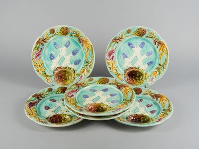 quatre assiettes bleues et vertes ornées de fleurs