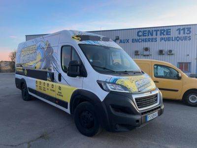 une camionnette garée devant un bâtiment