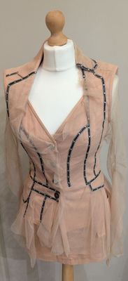 robe en tulle rose sur un mannequin, avec un motif noir et blanc