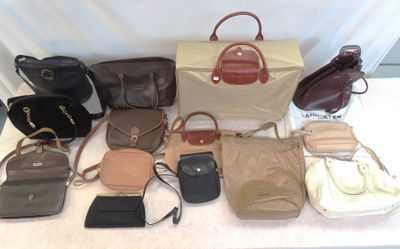 un grand nombre de sacs à main posés sur une table