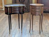 deux tables placées l'une à côté de l'autre sur un parquet