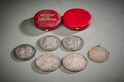 une petite boîte rouge contenant quelques pièces de monnaie